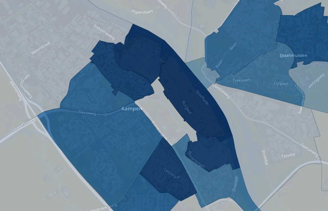Dark-mode map of Kampen with neighbourhoods shaded by population density, darker blue for denser areas