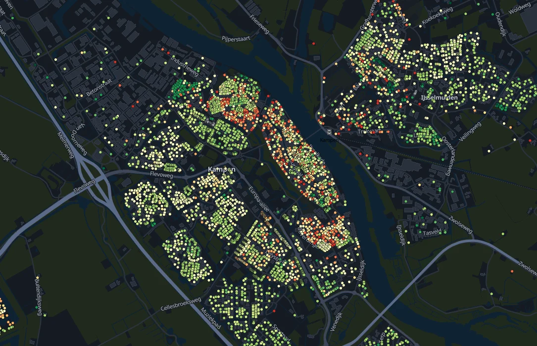 Map of Kampen showing individual addresses colored by energy label, from dark green (A) to red (G)