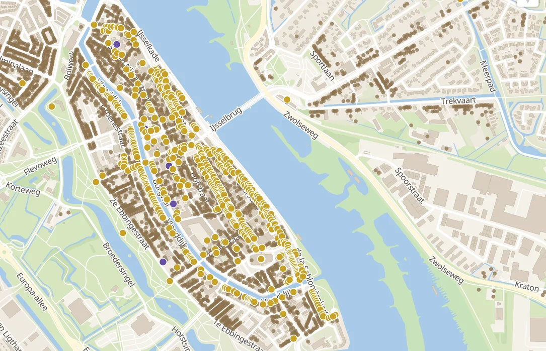 Map of Kampen's historic centre with dots marking churches, rijksmonumenten and pre-1940 buildings